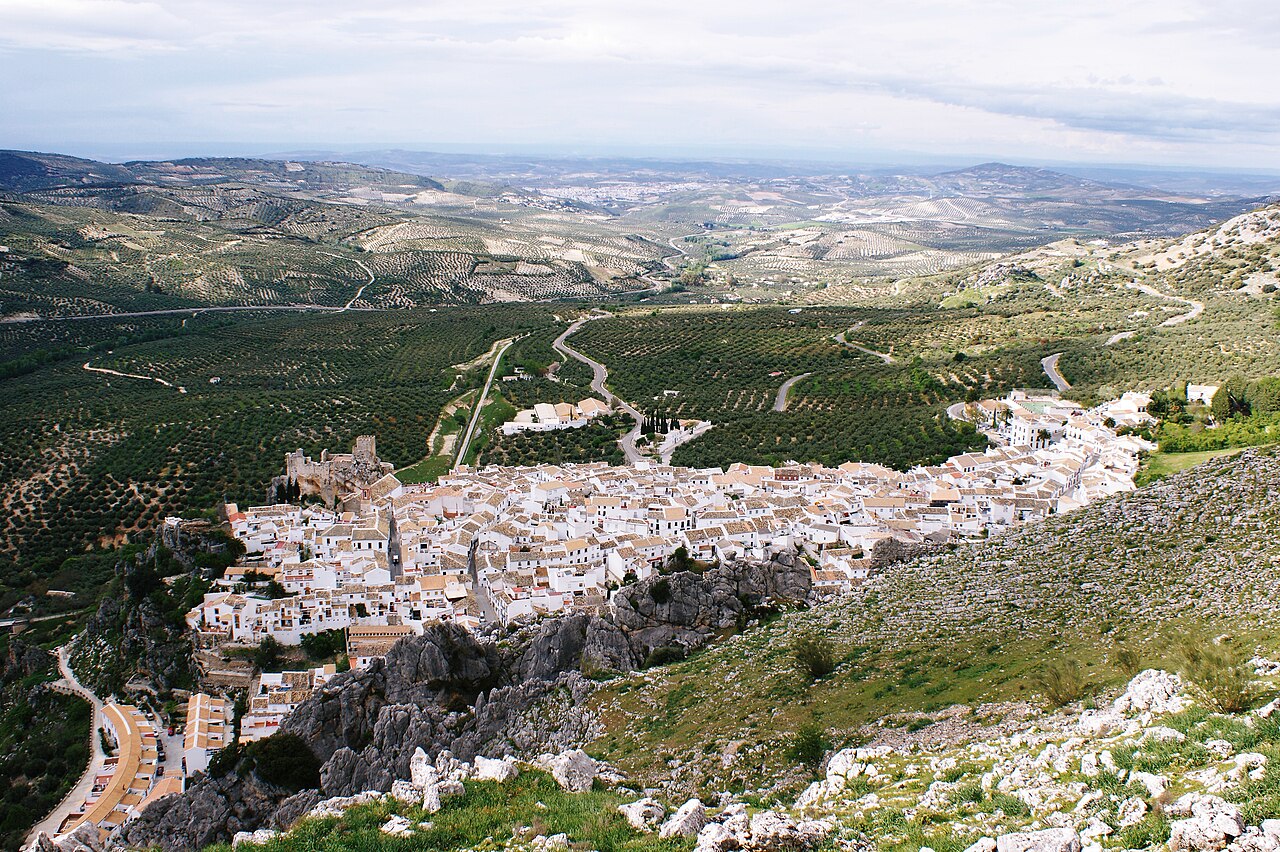 Vista general de Zuheros y su castillo