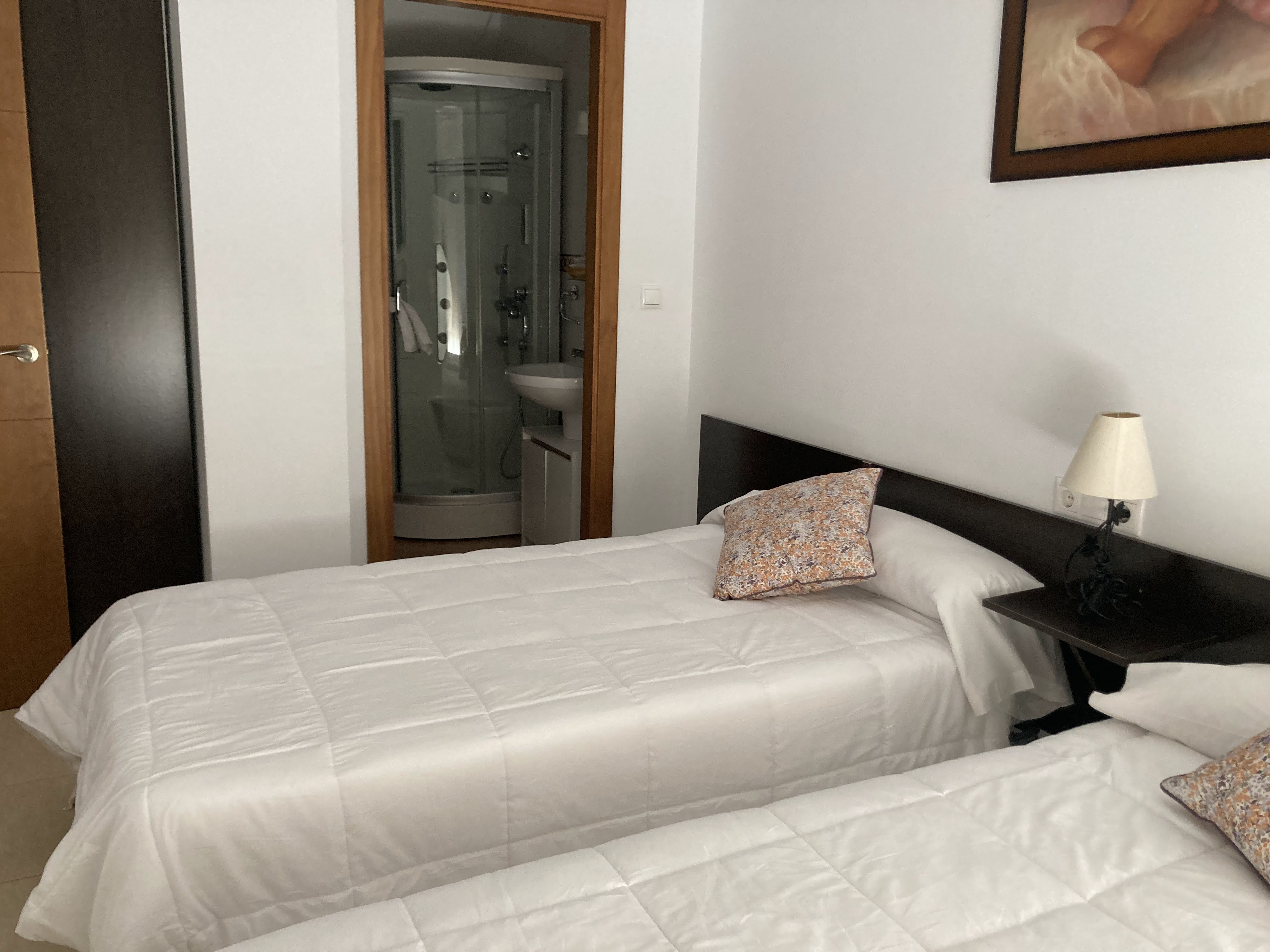 Dormitorio con dos camas individuales